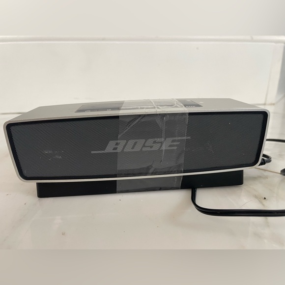 Bose Sound Link Mini Bluetooth speaker with charging cradle tested and works - Picture 1 of 5
